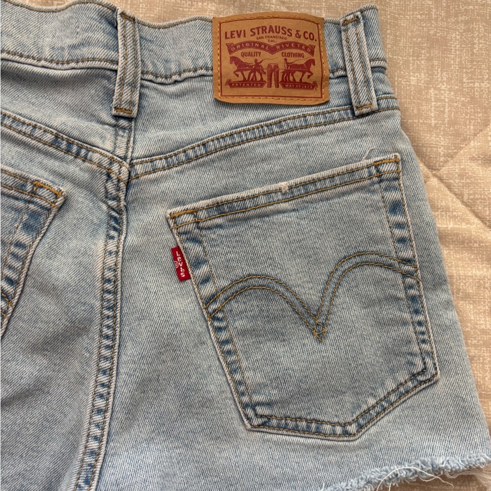 161.) 💙SALE💙Levi’s / Wedgie Cut Off Short / Button Fly - Picture 3 of 4